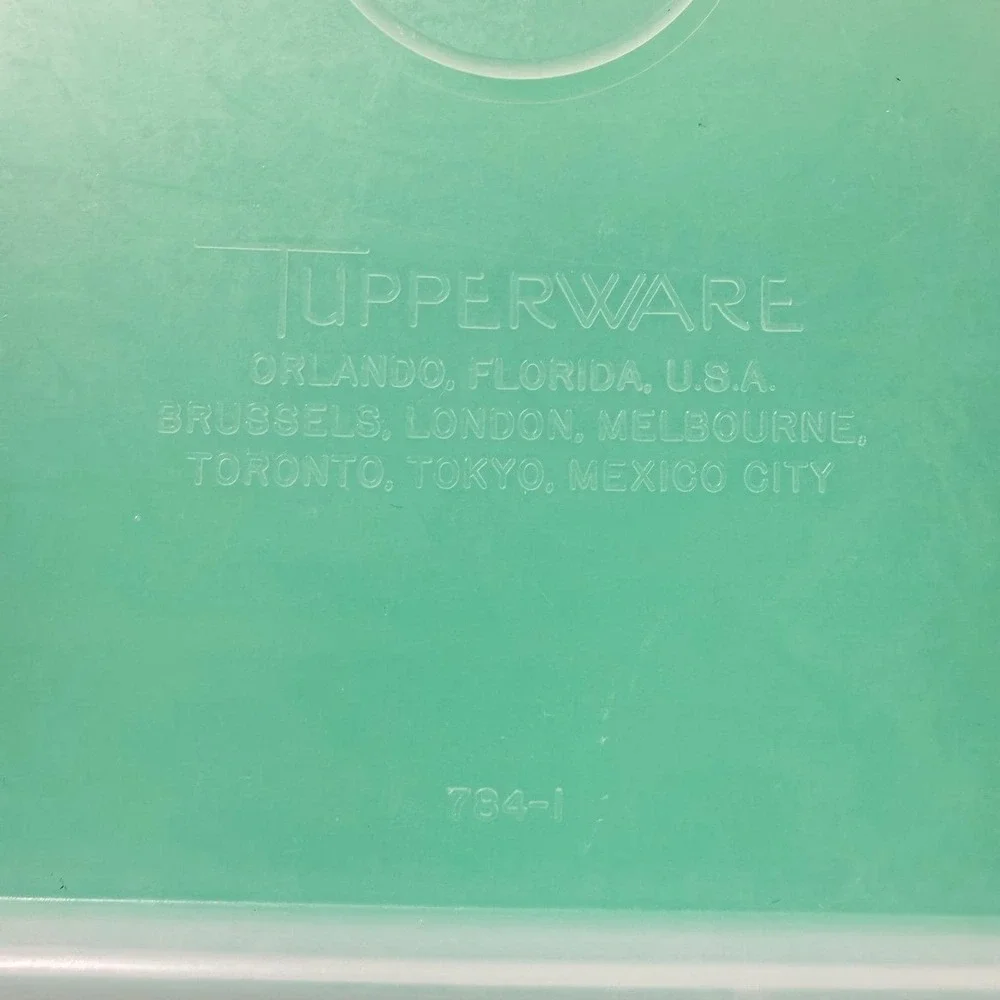 TUPPERWARE Vintage Jadeite Green Vegetable Crisper 784-1 Rectangular Lid Grid